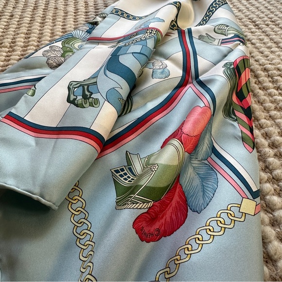 SOLD Hermés Paris 90cm 100% silk scarf ‘Chocs en Plumes’ by Christiane Vauzelles - Picture 6 of 12